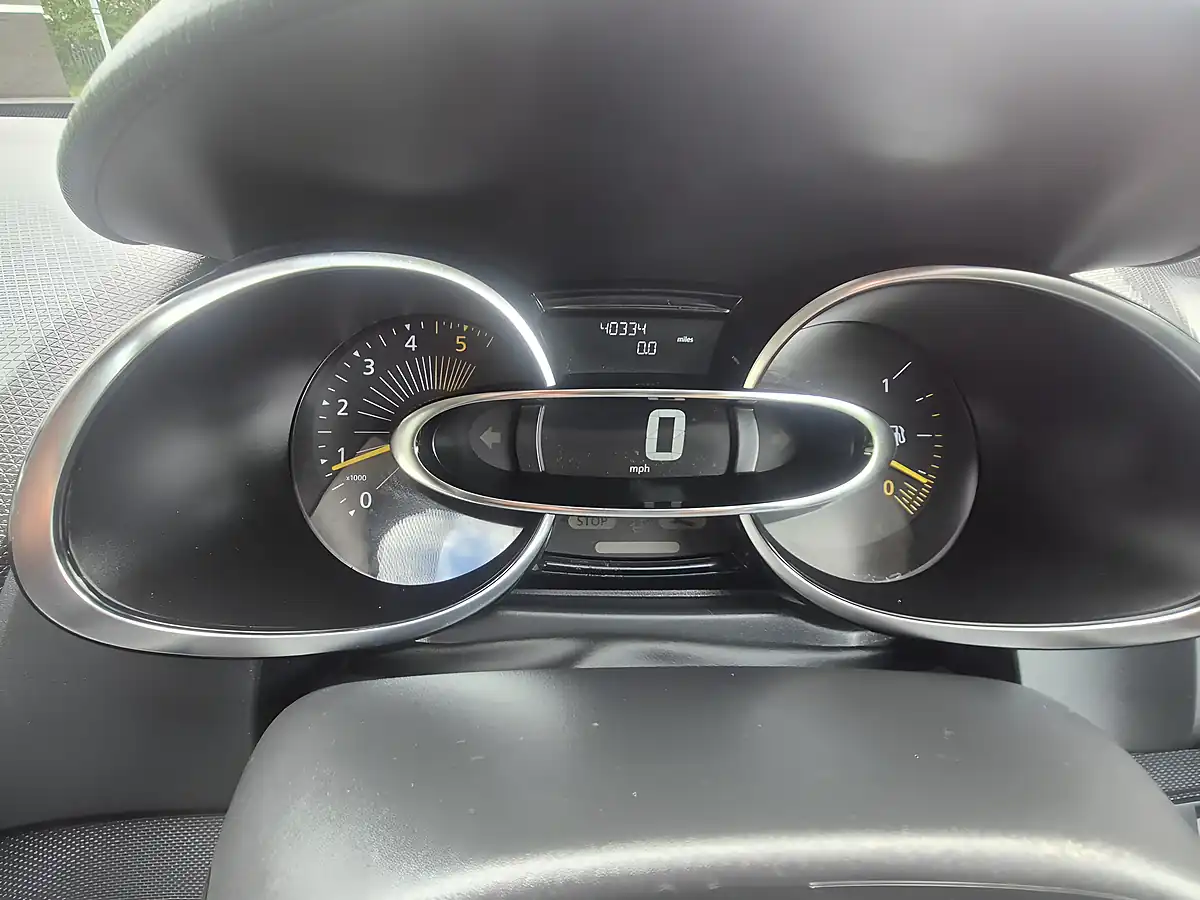 Used 2015 Renault Clio Dynamique Medianav Glacier White - Interior and Exterior details 16