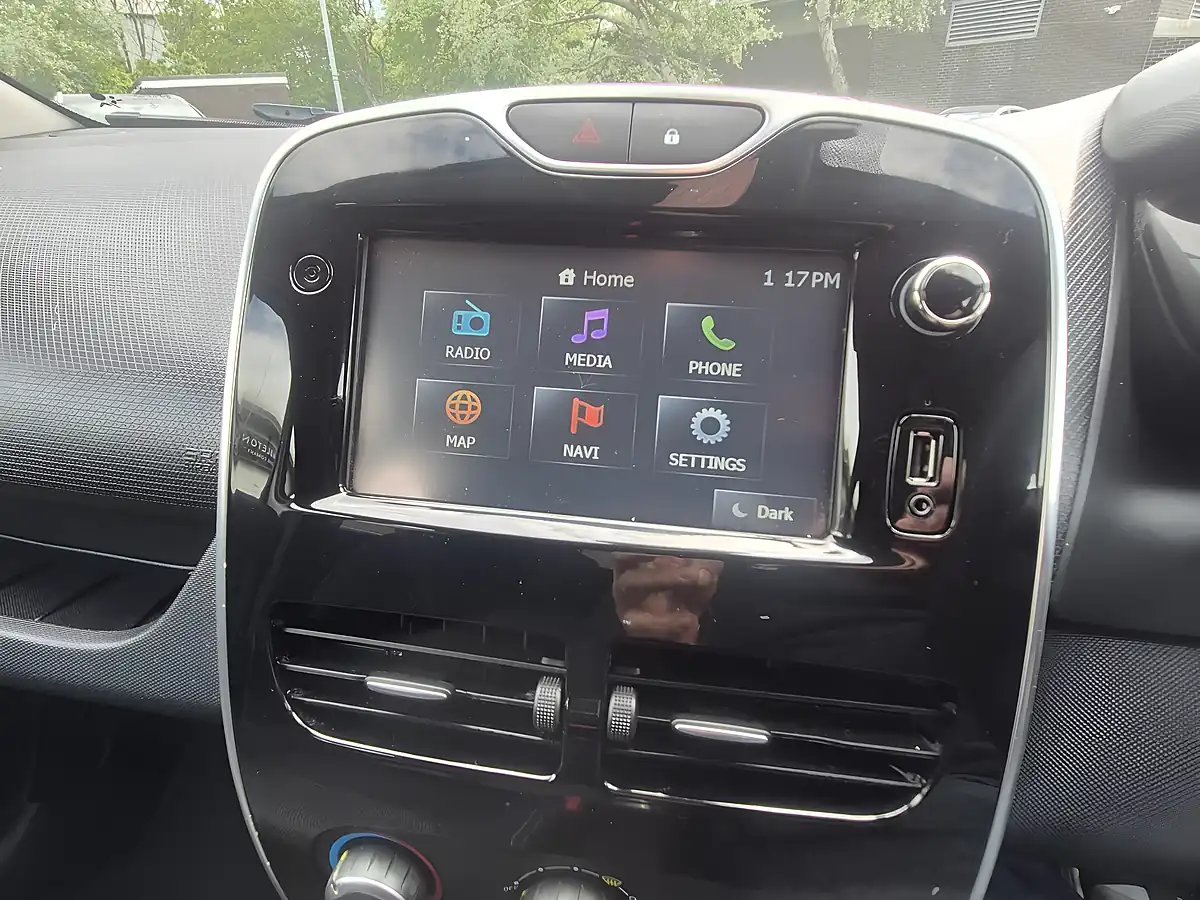 Used 2015 Renault Clio Dynamique Medianav Glacier White - Interior and Exterior details 17