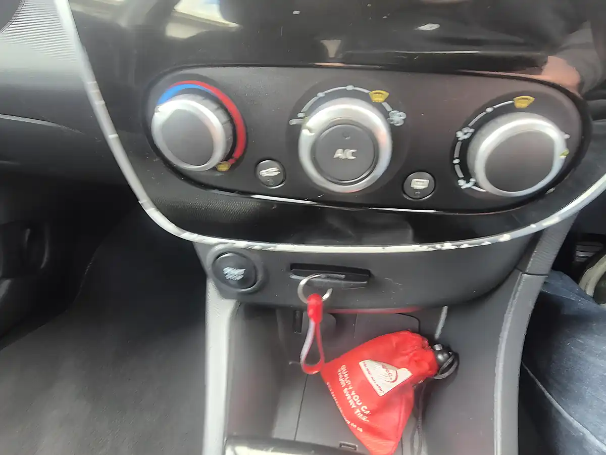 Used 2015 Renault Clio Dynamique Medianav Glacier White - Interior and Exterior details 20
