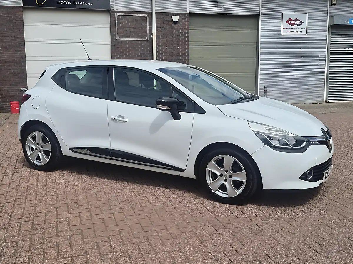 Used 2015 Renault Clio Dynamique Medianav Glacier White - Interior and Exterior details 3