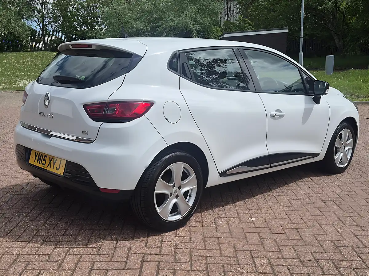 Used 2015 Renault Clio Dynamique Medianav Glacier White - Interior and Exterior details 4