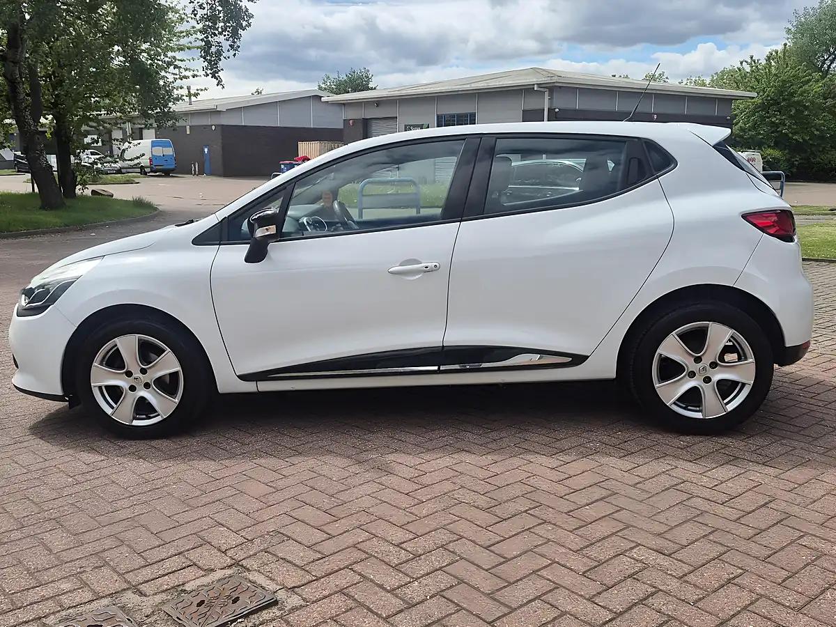 Used 2015 Renault Clio Dynamique Medianav Glacier White - Interior and Exterior details 7
