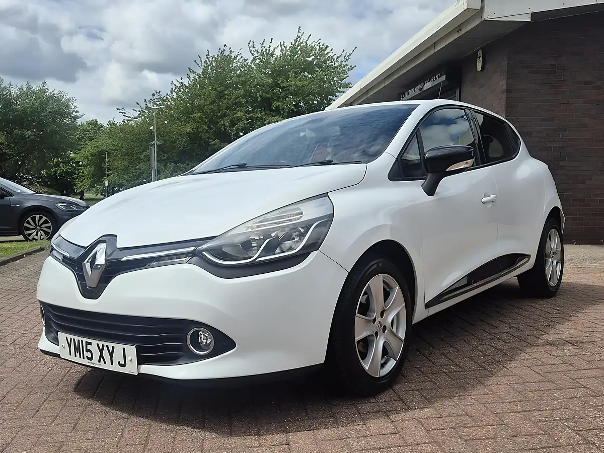 Used 2015 Renault Clio Dynamique Medianav Glacier White - Interior and Exterior details 8