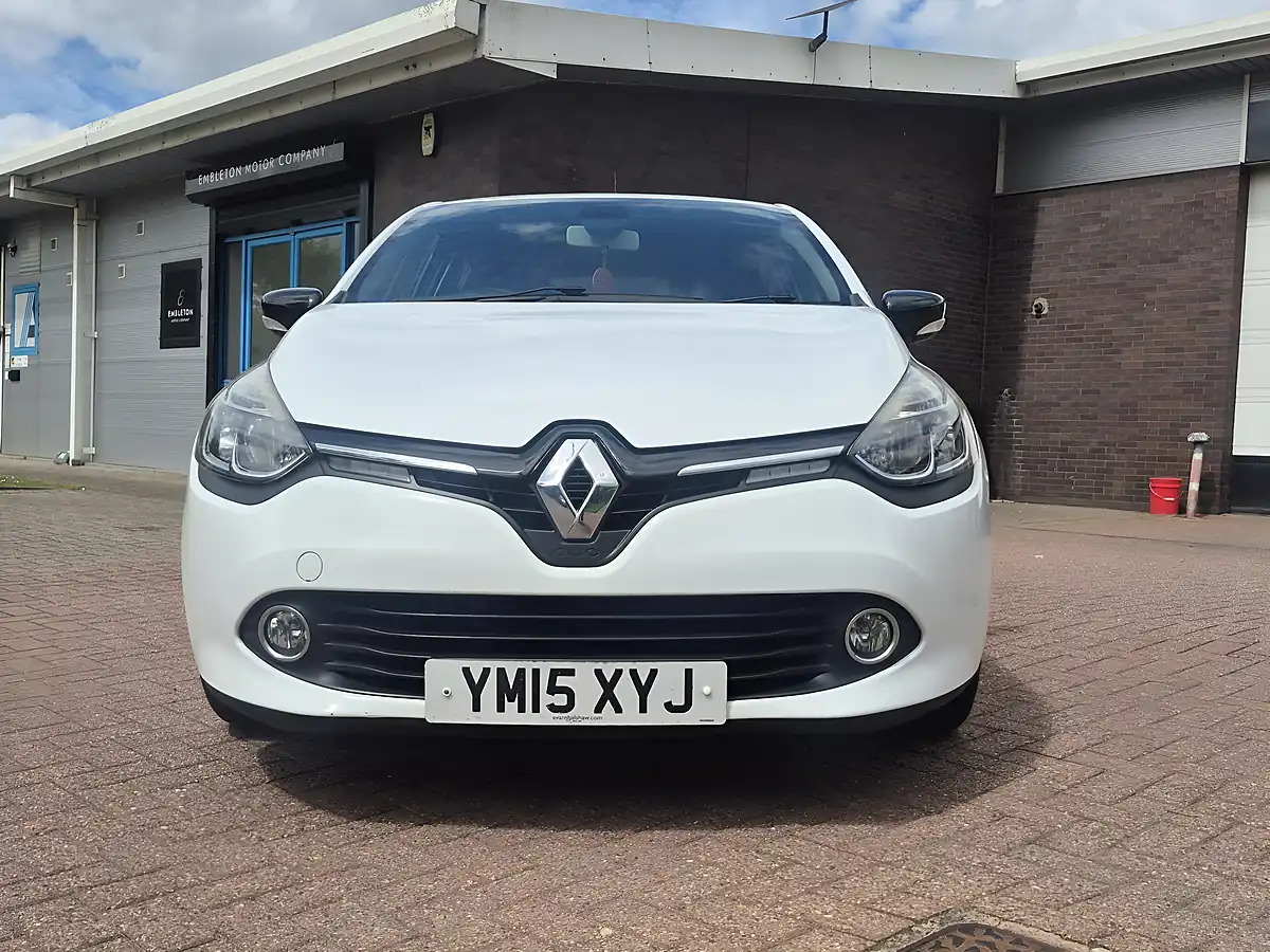Used 2015 Renault Clio Dynamique Medianav Glacier White - Interior and Exterior details 9