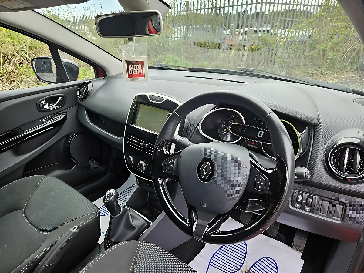 Used 2015 Renault Clio Dynamique Medianav Red - Interior and Exterior details 17