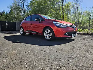 Used 2015 Renault Clio Dynamique Medianav Red - Interior and Exterior details 4