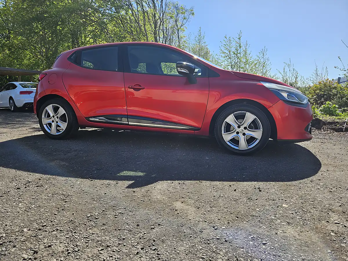 Used 2015 Renault Clio Dynamique Medianav Red - Interior and Exterior details 6