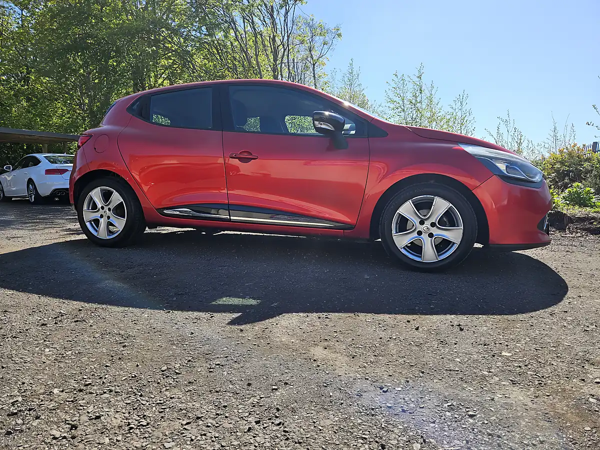 Used 2015 Renault Clio Dynamique Medianav Red - Interior and Exterior details 7