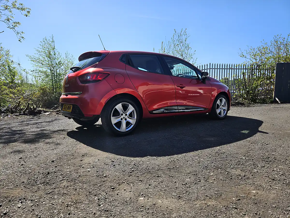 Used 2015 Renault Clio Dynamique Medianav Red - Interior and Exterior details 9