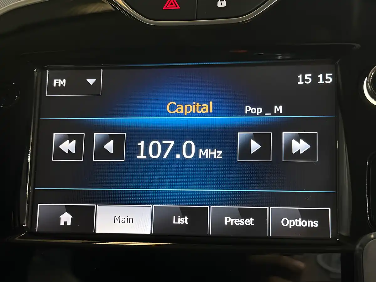 Used 2015 Renault Clio Dynamique Medianav Red - Interior and Exterior details 10