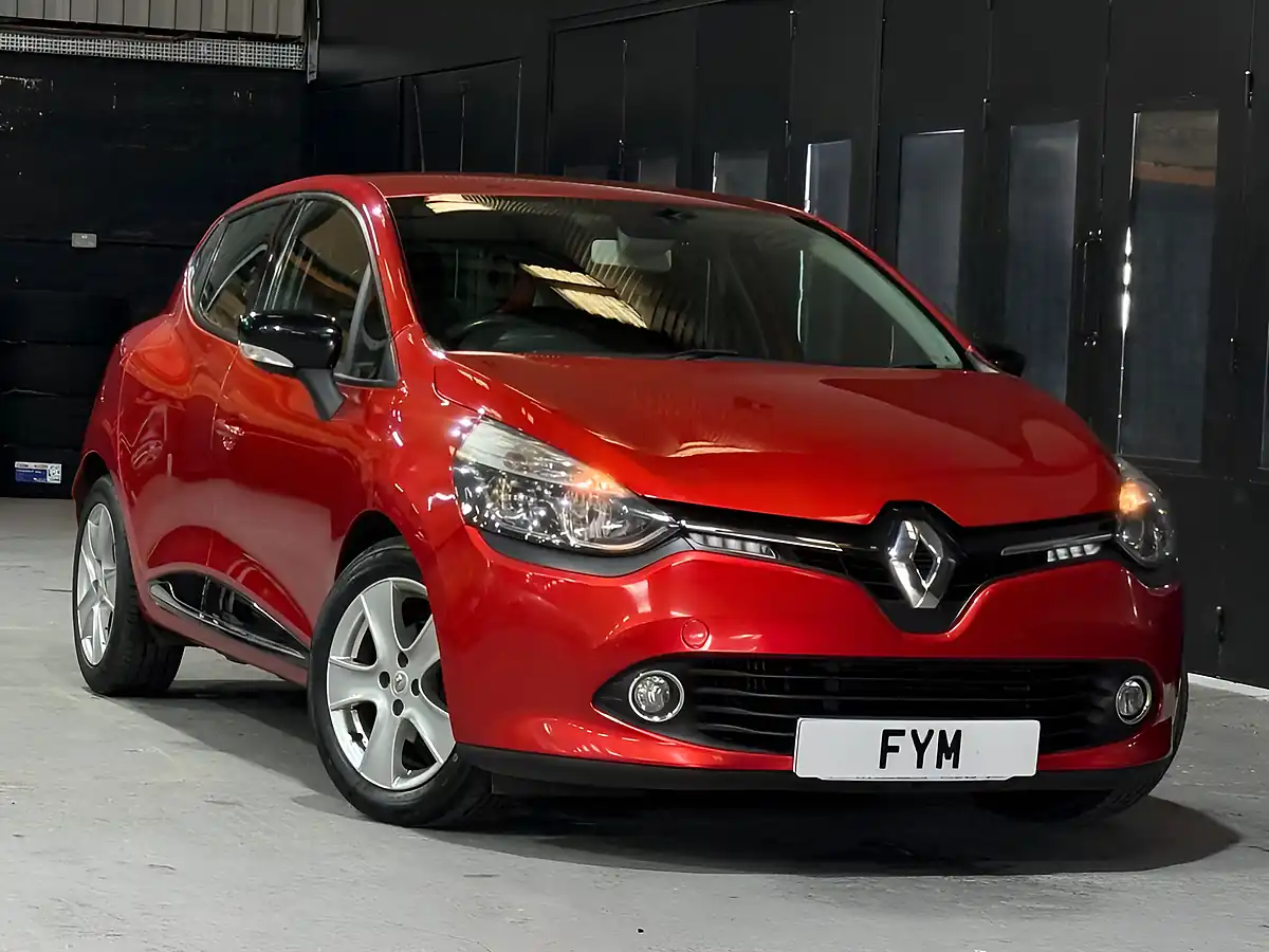 Used 2015 Renault Clio Dynamique Medianav Red - Interior and Exterior details 3
