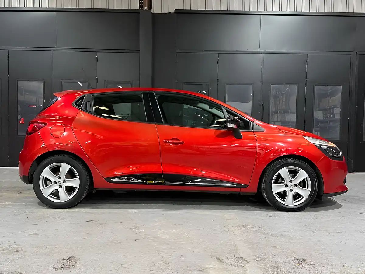 Used 2015 Renault Clio Dynamique Medianav Red - Interior and Exterior details 4