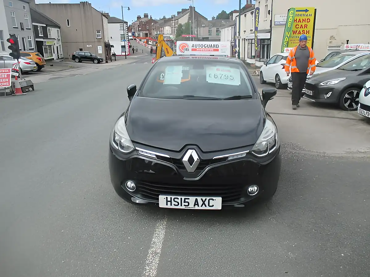 Used 2015 Renault Clio Dynamique Nav Black - Front View