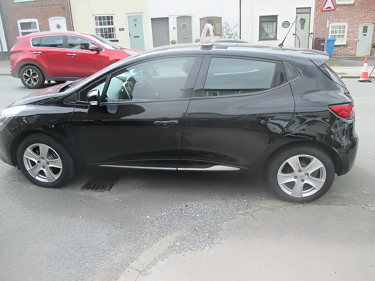 Used 2015 Renault Clio Dynamique Nav Black - Interior and Exterior details 4