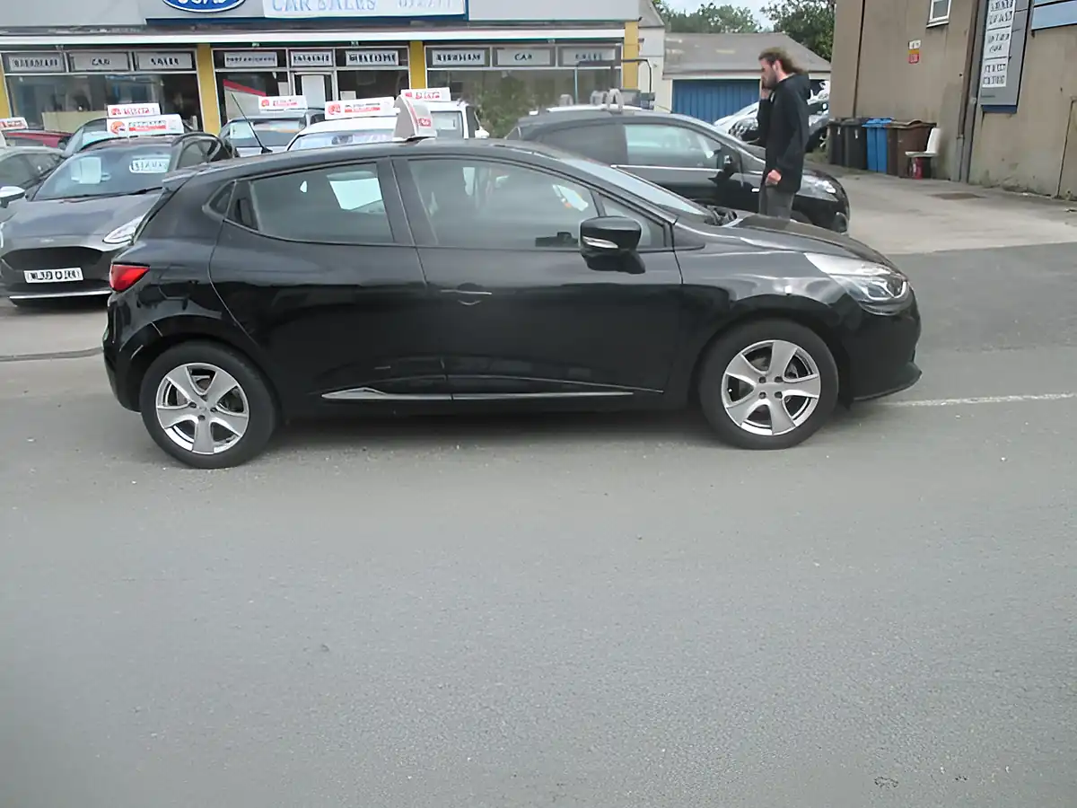 Used 2015 Renault Clio Dynamique Nav Black - Interior and Exterior details 5