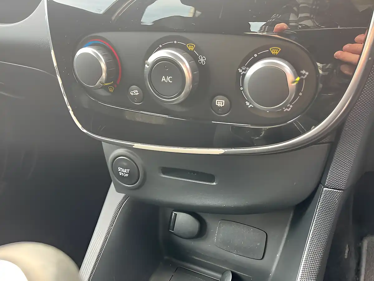 Used 2015 Renault Clio Dynamique Nav Black - Interior and Exterior details 15