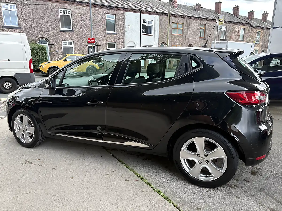 Used 2015 Renault Clio Dynamique Nav Black - Interior and Exterior details 6