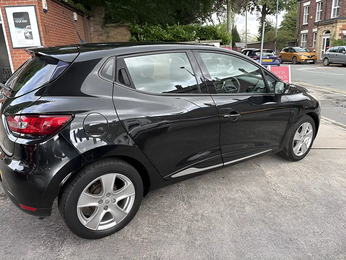 Used 2015 Renault Clio Dynamique Nav Black - Interior and Exterior details 7
