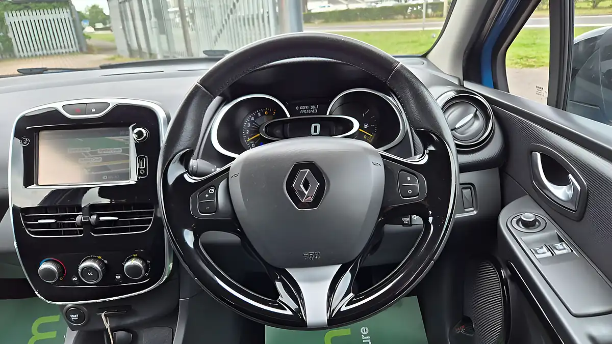 Used 2015 Renault Clio Dynamique Nav French Blue - Interior and Exterior details 10