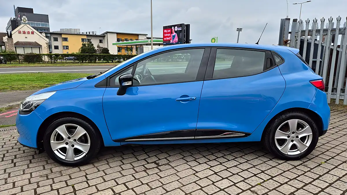 Used 2015 Renault Clio Dynamique Nav French Blue - Interior and Exterior details 19