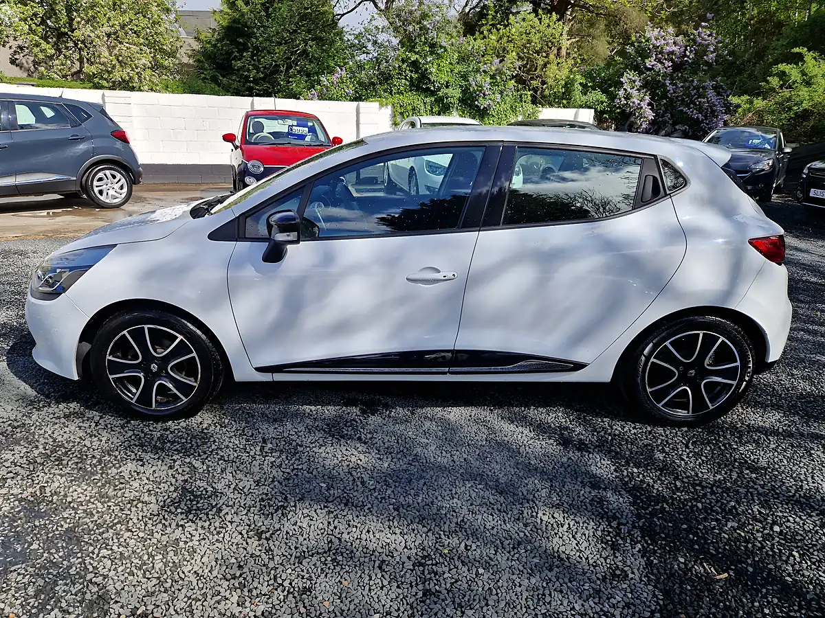 Used 2015 Renault Clio Dynamique Nav Glacier White - Interior and Exterior details 4