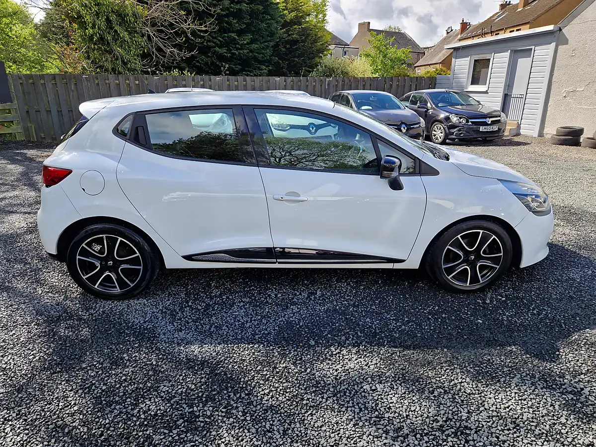 Used 2015 Renault Clio Dynamique Nav Glacier White - Interior and Exterior details 8