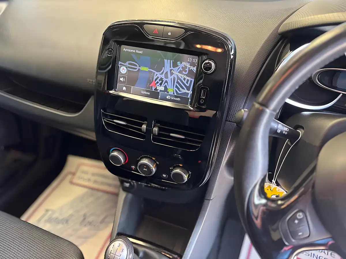 Used 2015 Renault Clio Dynamique Nav Red - Interior and Exterior details 13