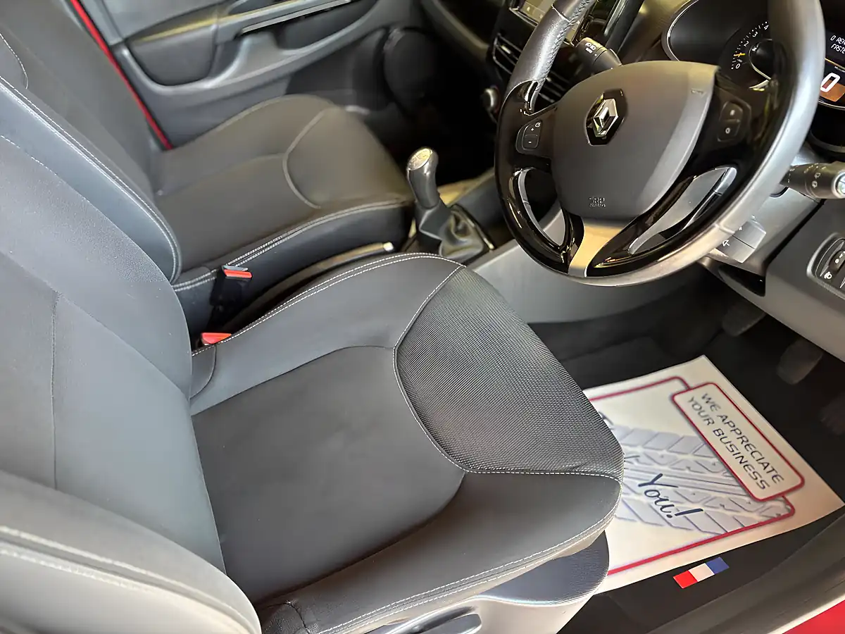 Used 2015 Renault Clio Dynamique Nav Red - Interior and Exterior details 16