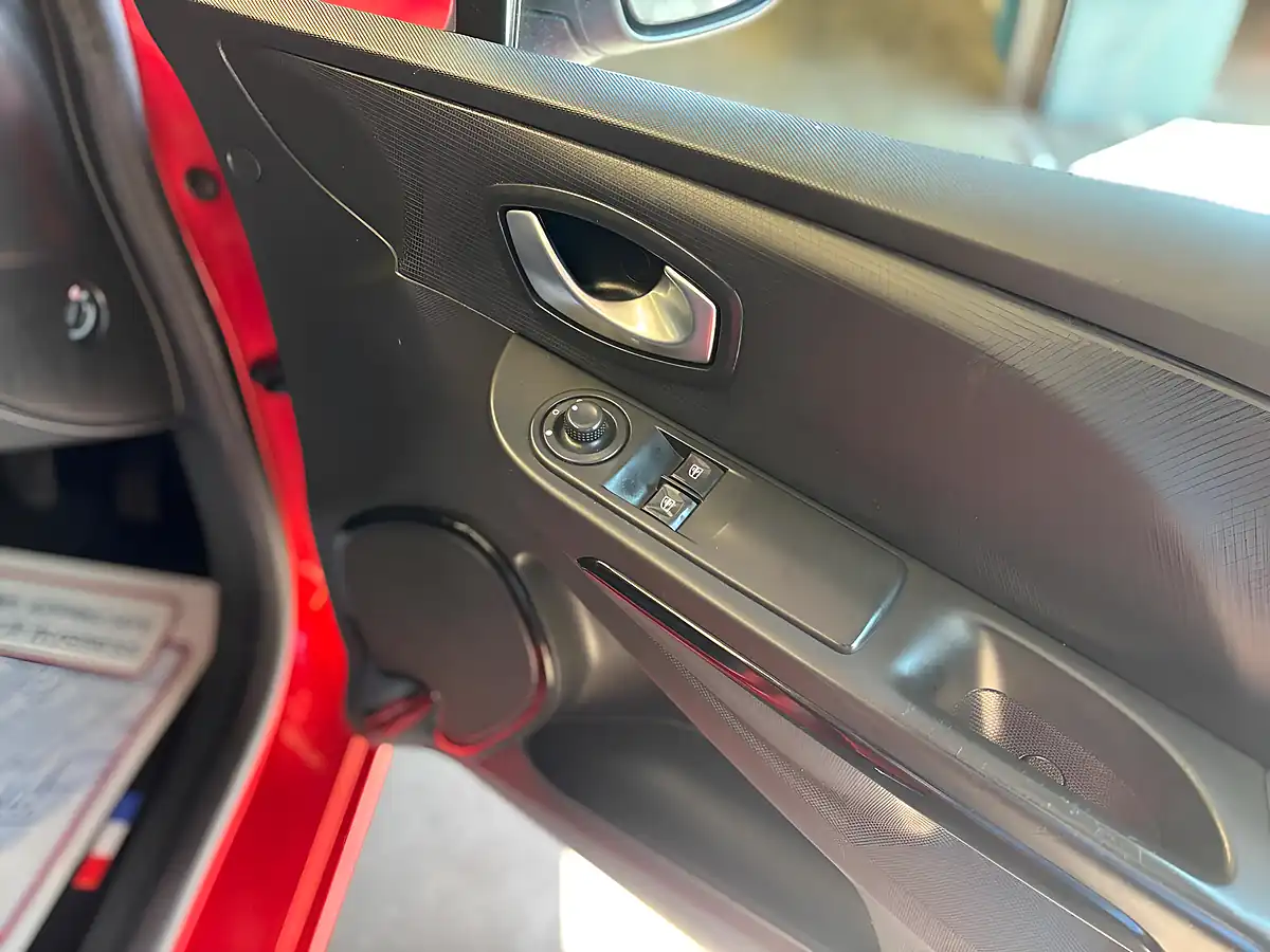 Used 2015 Renault Clio Dynamique Nav Red - Interior and Exterior details 18
