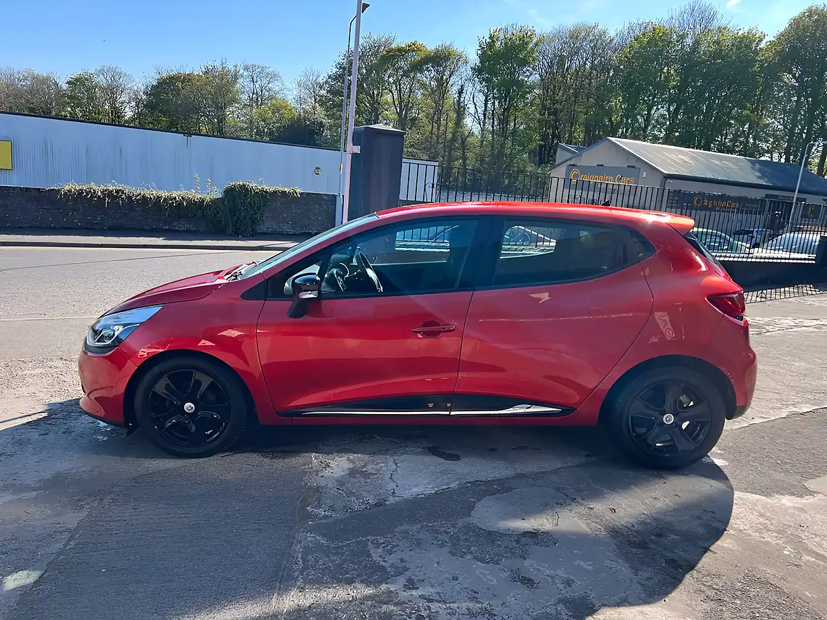 Used 2015 Renault Clio Dynamique Nav Red - Interior and Exterior details 7