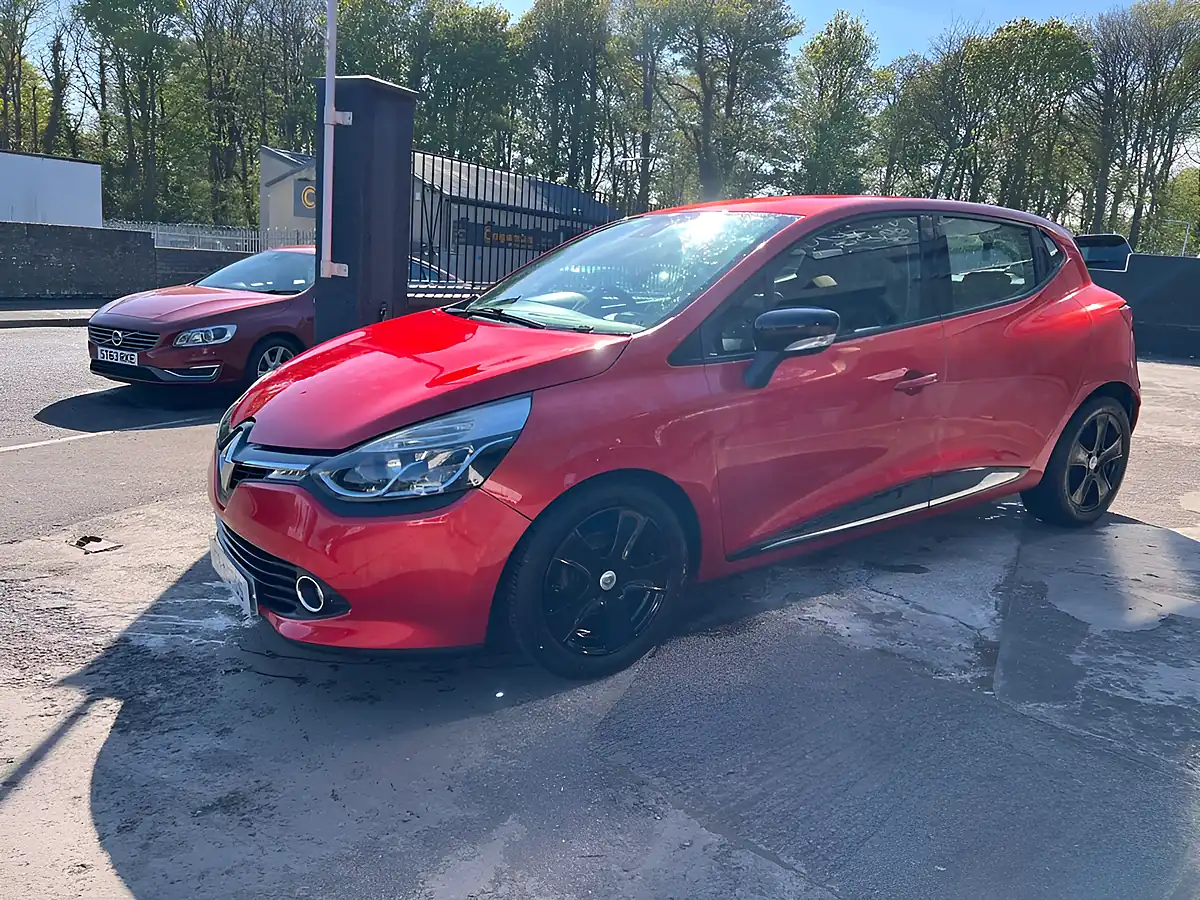 Used 2015 Renault Clio Dynamique Nav Red - Interior and Exterior details 8