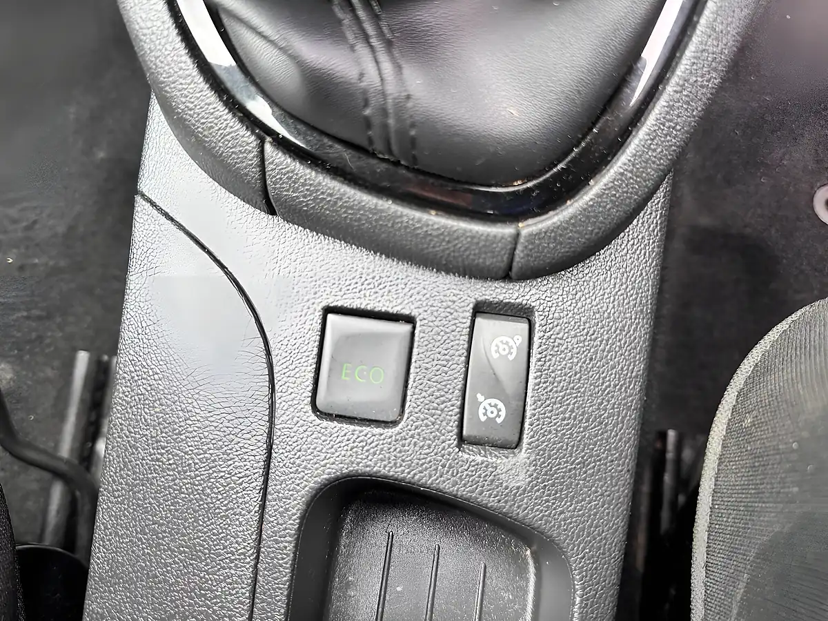 Used 2015 Renault Clio Dynamique Nav Red - Interior and Exterior details 10