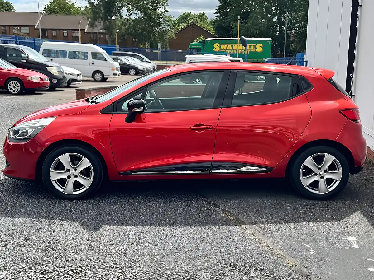 Used 2015 Renault Clio Dynamique Nav Red - Interior and Exterior details 17