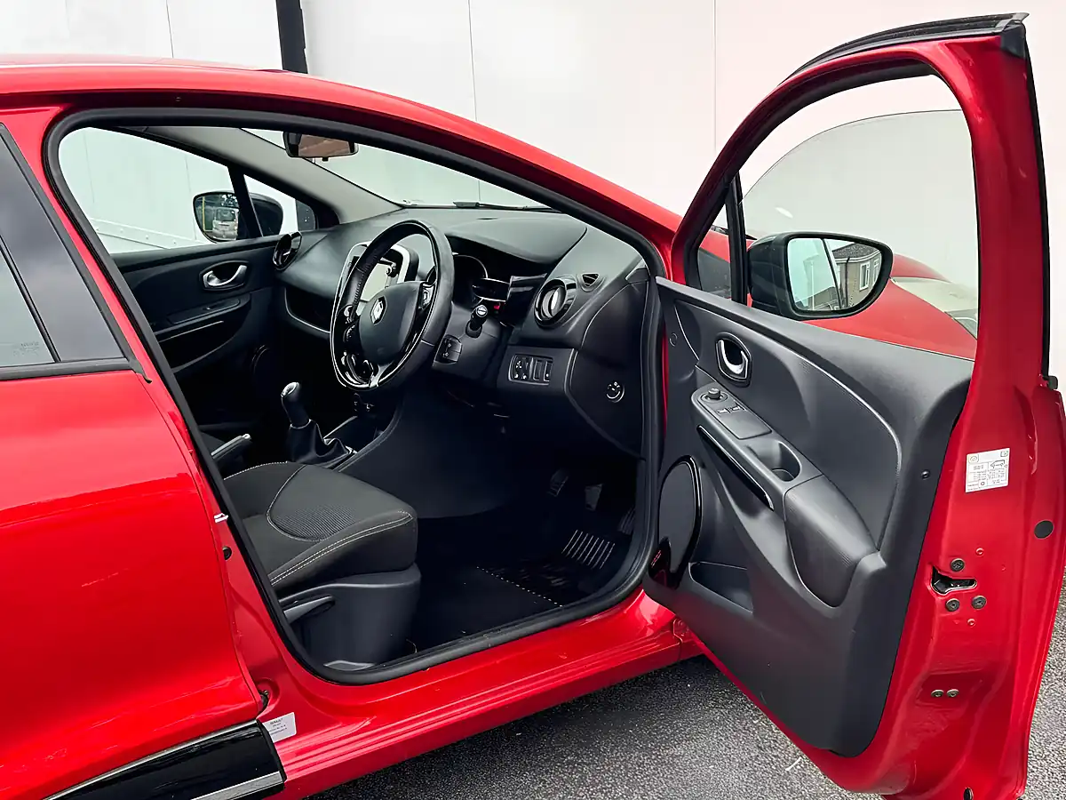Used 2015 Renault Clio Dynamique Nav Red - Interior and Exterior details 4