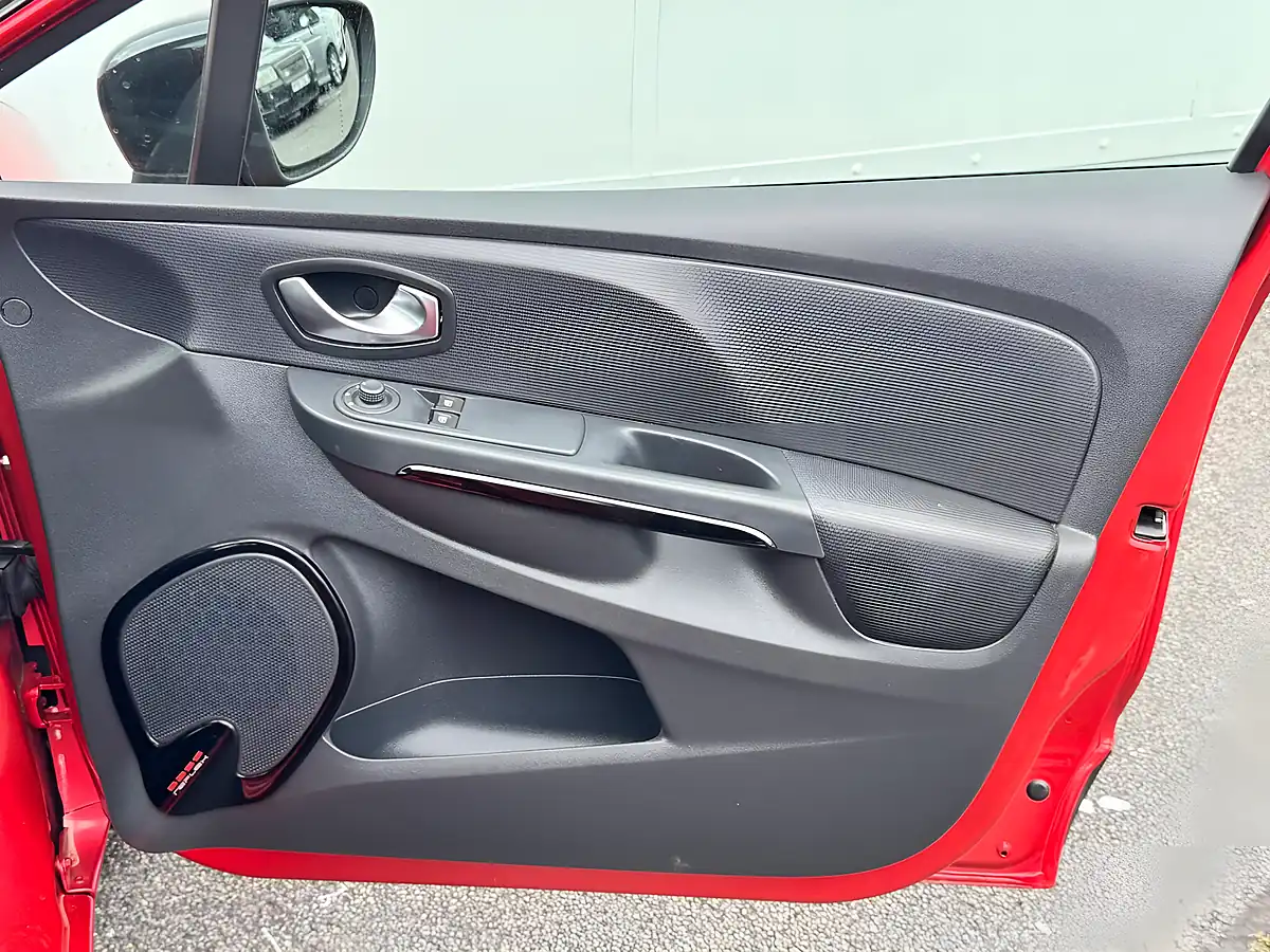 Used 2015 Renault Clio Dynamique Nav Red - Interior and Exterior details 5