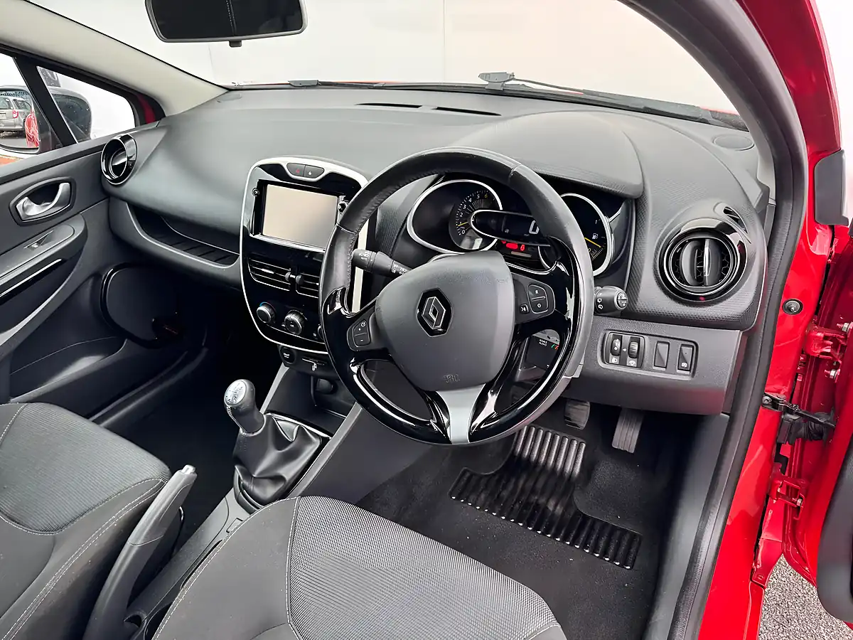 Used 2015 Renault Clio Dynamique Nav Red - Interior and Exterior details 6