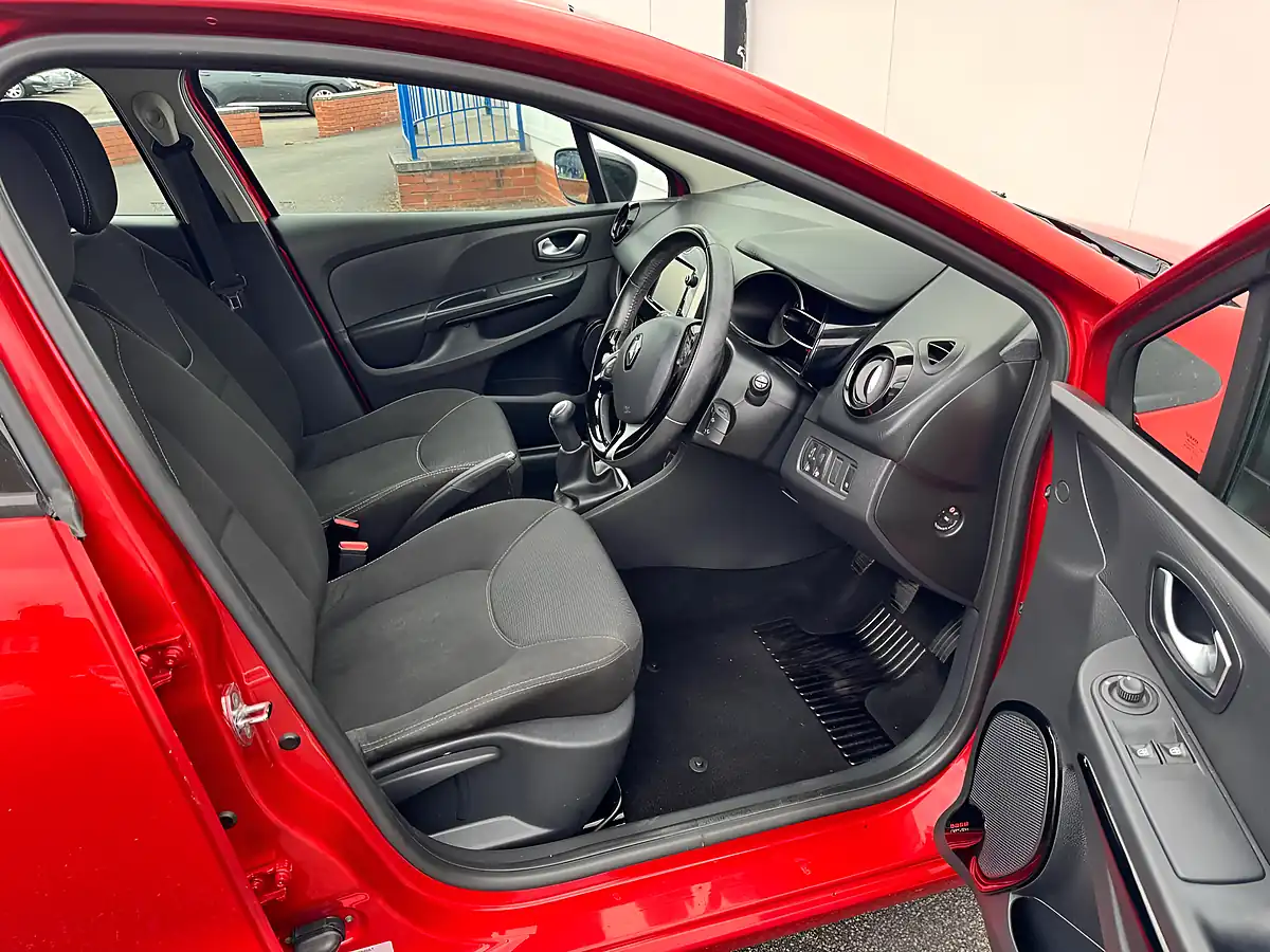 Used 2015 Renault Clio Dynamique Nav Red - Interior and Exterior details 7