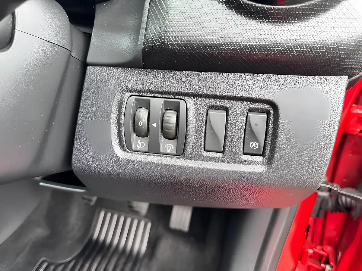 Used 2015 Renault Clio Dynamique Nav Red - Interior and Exterior details 8