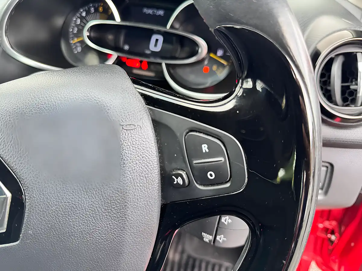 Used 2015 Renault Clio Dynamique Nav Red - Interior and Exterior details 9