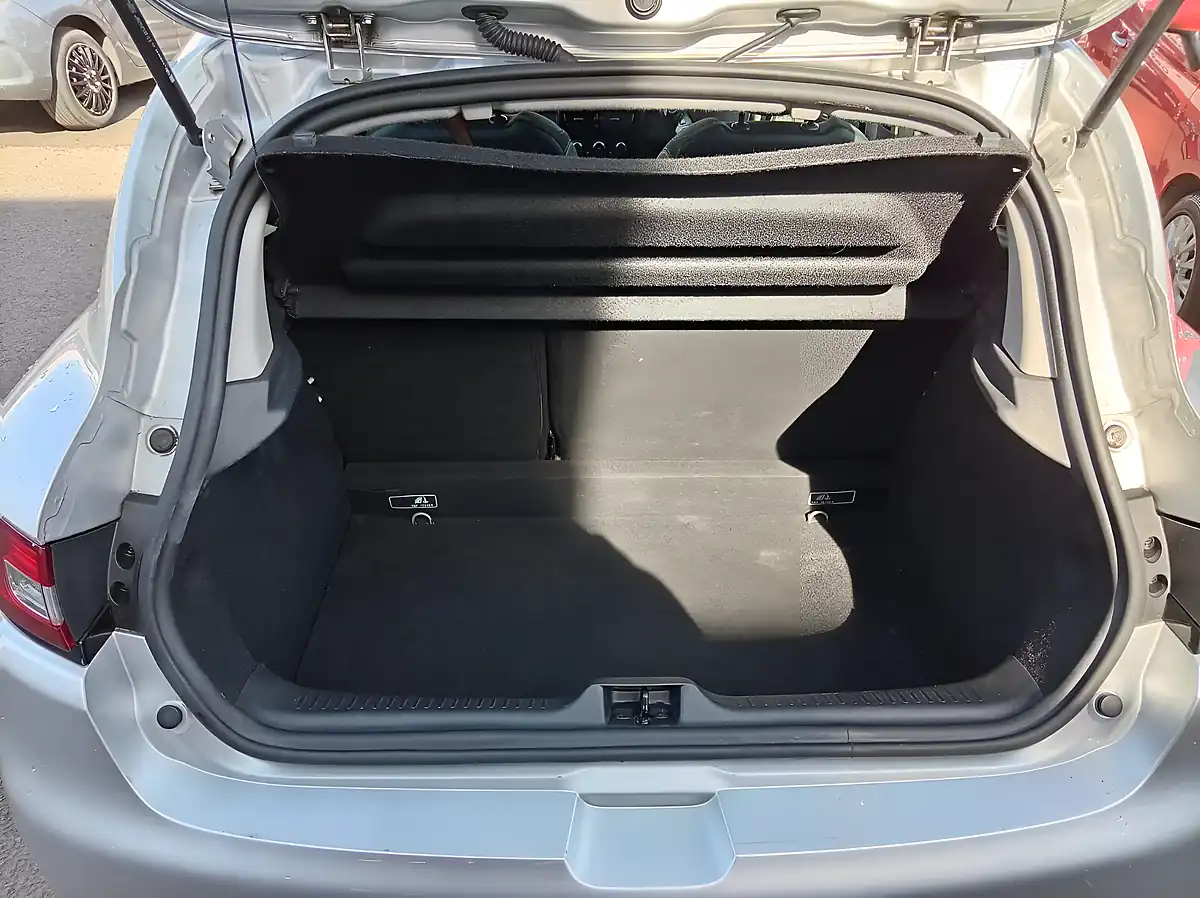 Used 2015 Renault Clio Dynamique Nav Silver - Interior and Exterior details 12