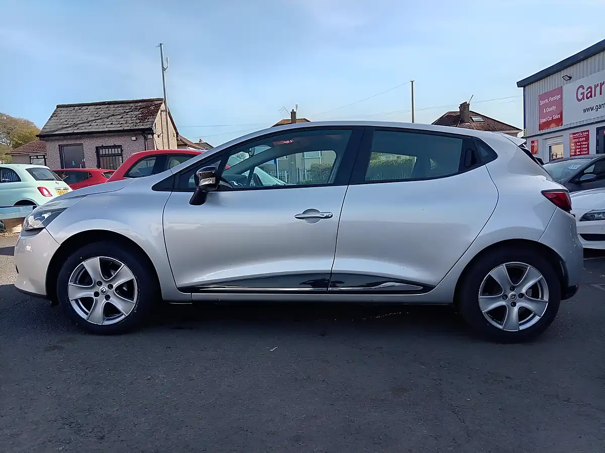 Used 2015 Renault Clio Dynamique Nav Silver - Interior and Exterior details 4