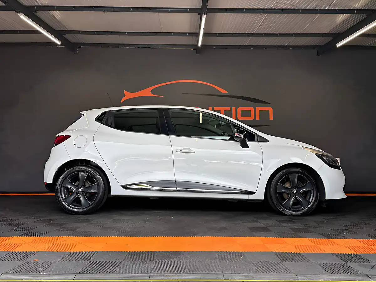 Used 2015 Renault Clio Dynamique Nav White - Interior and Exterior details 9