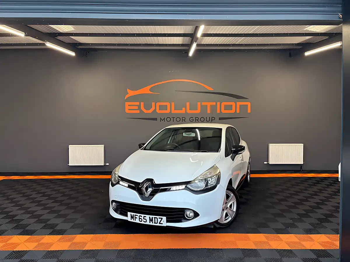 Used 2015 Renault Clio Dynamique Nav White - Front View