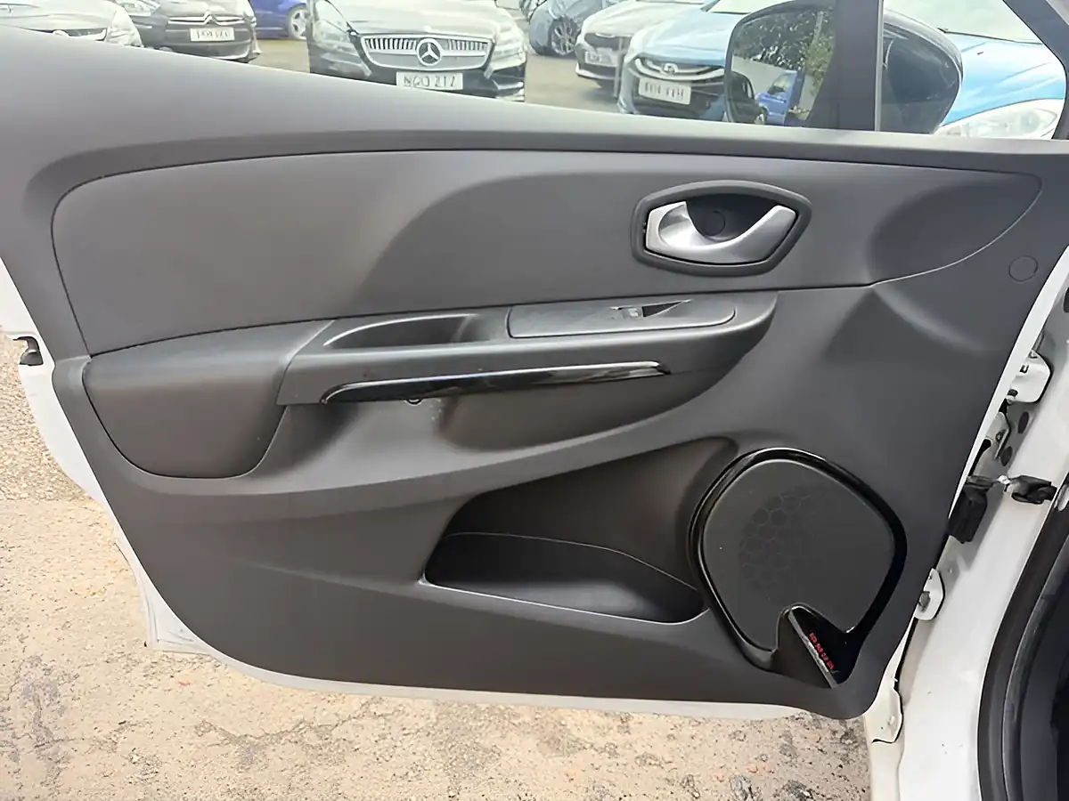 Used 2015 Renault Clio Dynamique Nav White - Interior and Exterior details 11