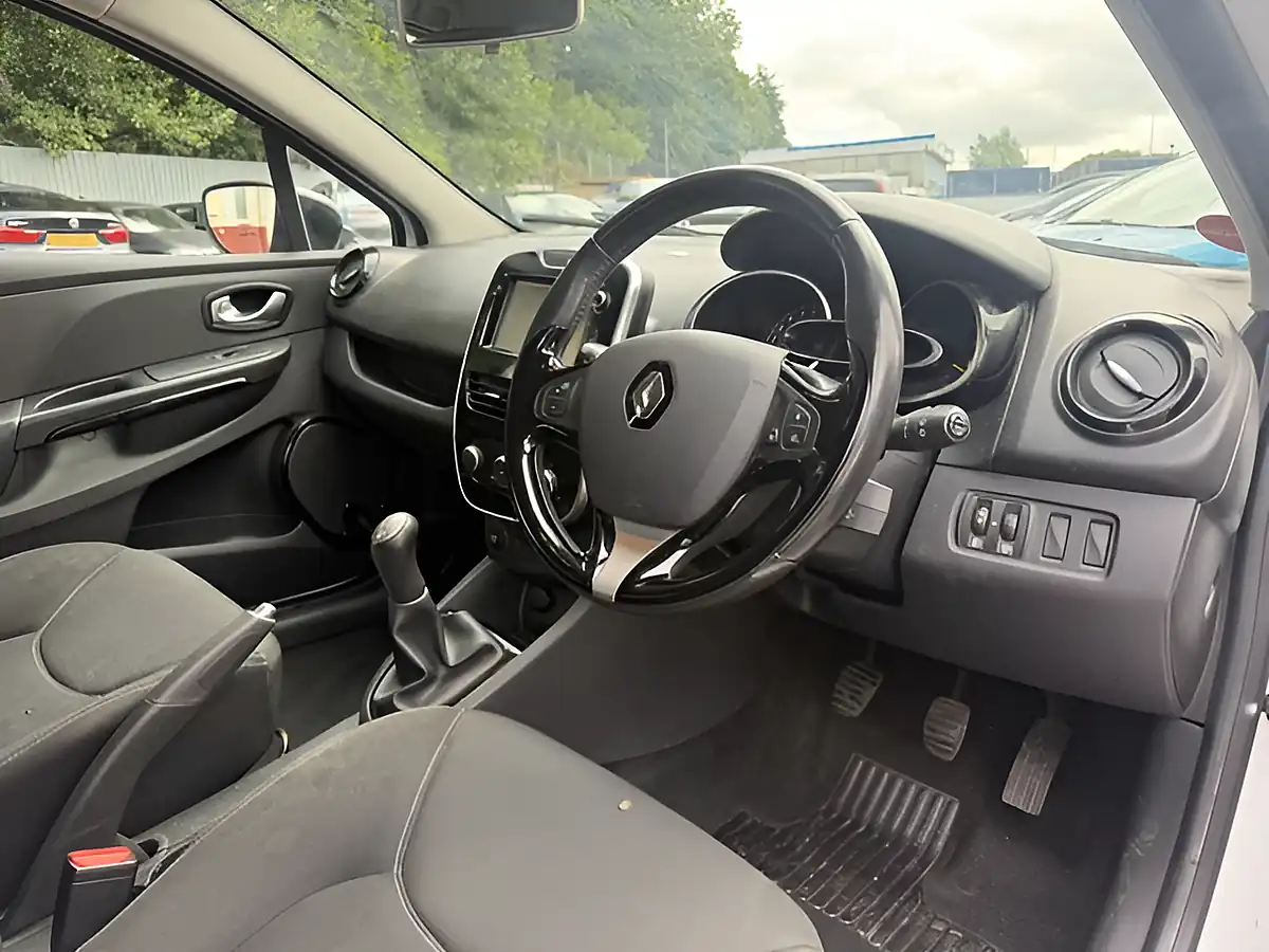 Used 2015 Renault Clio Dynamique Nav White - Interior and Exterior details 16