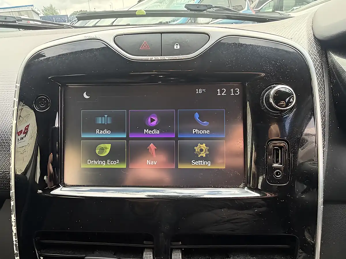 Used 2015 Renault Clio Dynamique Nav White - Interior and Exterior details 18