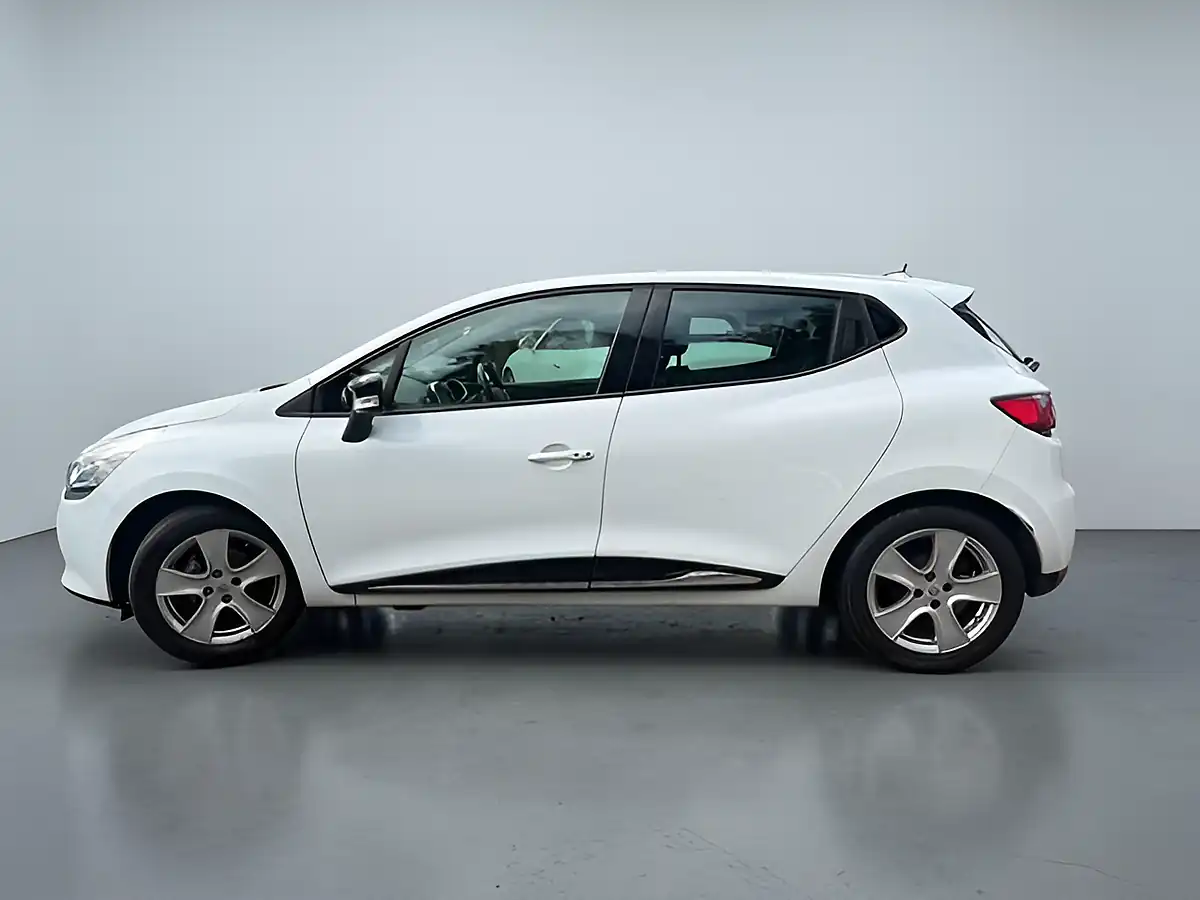 Used 2015 Renault Clio Dynamique Nav White - Interior and Exterior details 6
