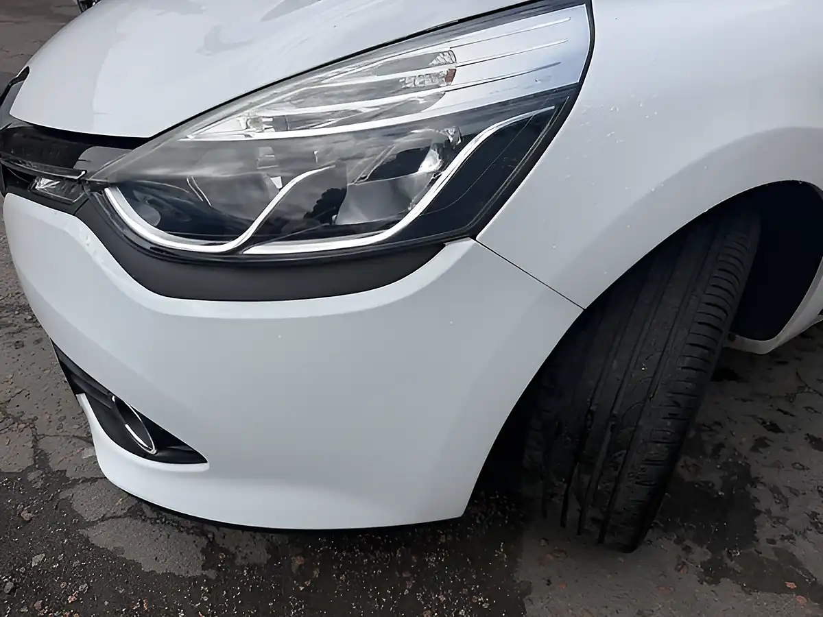 Used 2015 Renault Clio Dynamique Nav White - Interior and Exterior details 9