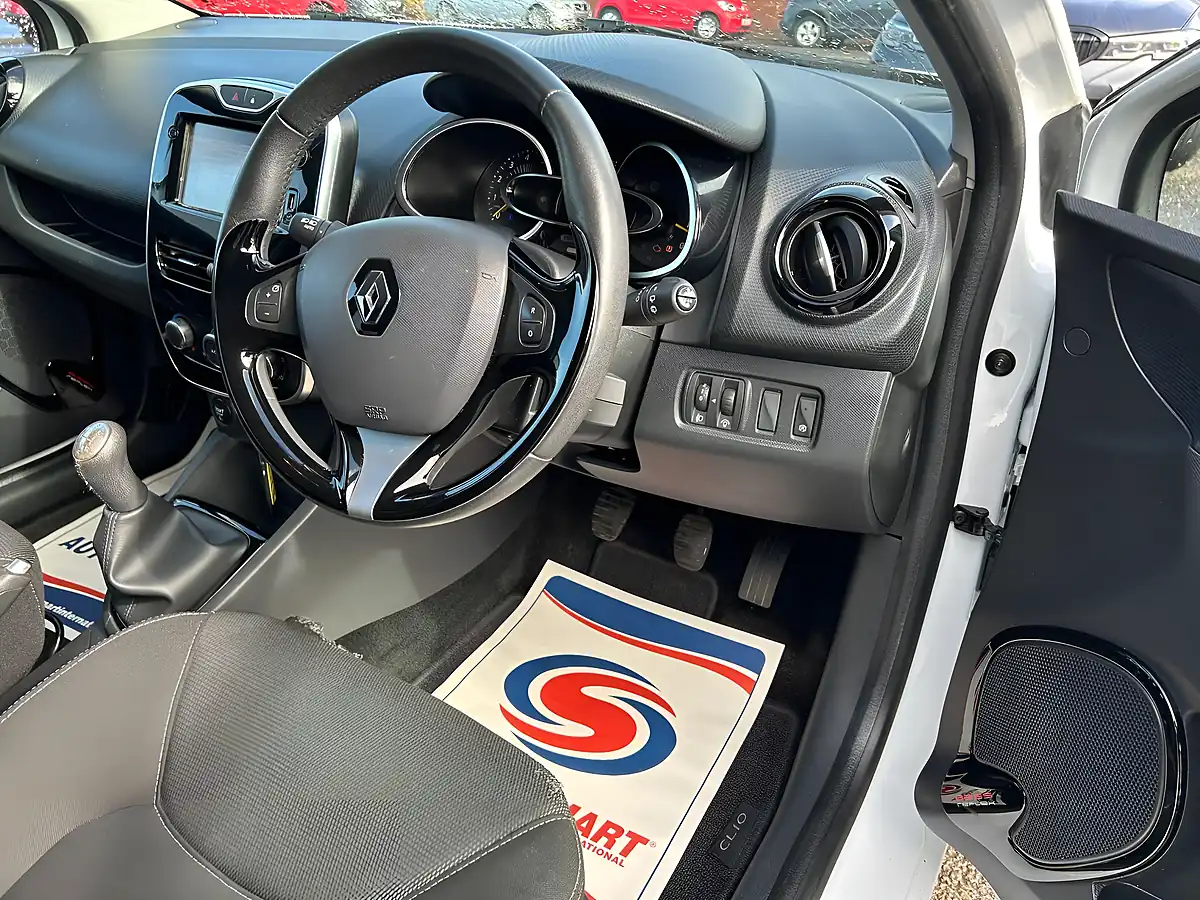 Used 2015 Renault Clio Dynamique Nav White - Interior and Exterior details 13