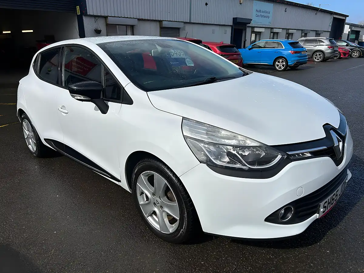 Used 2015 Renault Clio Dynamique Nav White - Interior and Exterior details 3